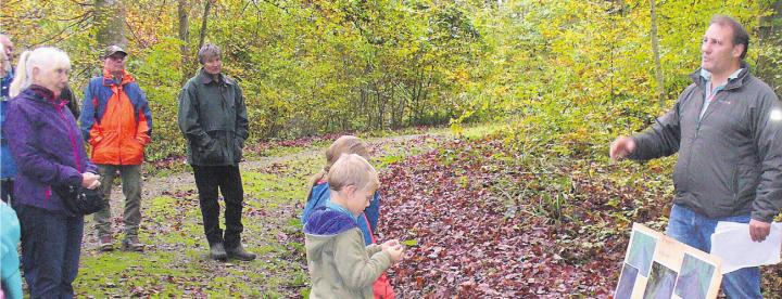 Revierförster Christoph Schmid (rechts) wusste viel Spannendes über den Wald zu berichten. Bild: aha