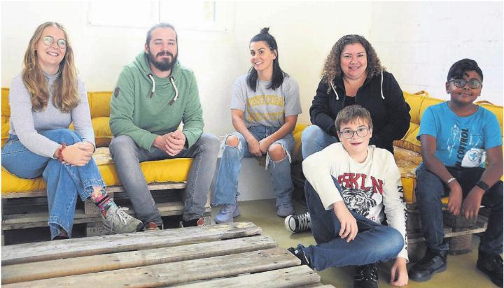 Da war die Welt noch in Ordnung und der Optimismus gross: Das damalige Team der Fachstelle (von links: Jarina Lochmann, Thomas Meier, Ona Obi und Anneli Biewald) mit den beiden jugendlichen Helfern Benjamin Frei (links) und Aschwin Arcelchandran anlässlich der Eröffnung des Fahrwanger Treffs im Oktober 2022. 
Bild: Archiv