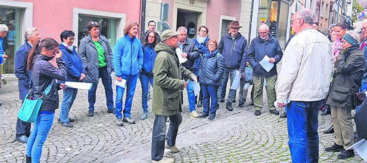 Eine interessierte Zuhörerschaft verfolgt auf dem Stadtrundgang die Erklärungen zu Flurnamen von Vereinspräsident Philippe Hofmann. Bilder: aha