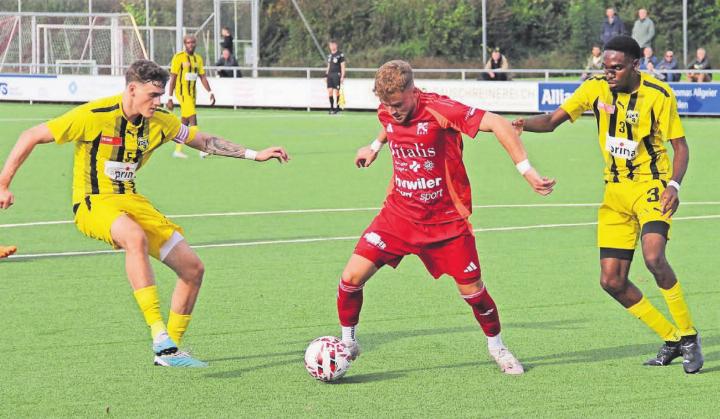 Yves Furrer (Mitte) vom FC Muri ist hier für einmal im gegnerischen Strafraum. Die Freiämter waren offensiv aber viel zu harmlos. Bild: pf