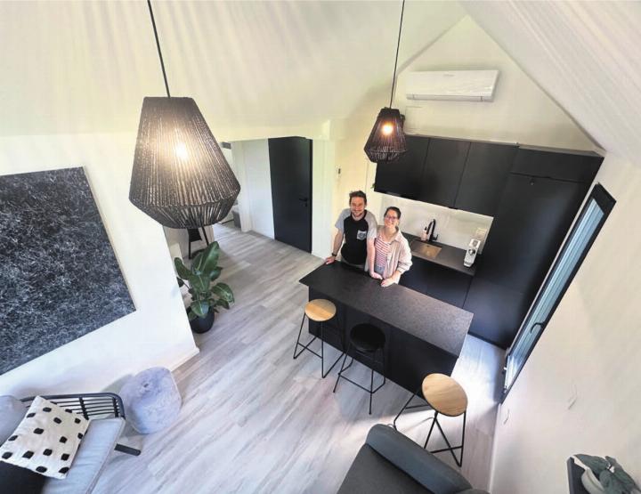 Auf 45 m² hat man alles, was man braucht. Kosten: 145 Franken pro Nacht. Stephanie Rohr und Camillo Henggeler vermieten ihr Tiny House. Sie stehen in der Küche, vorne das Wohnzimmer und links hinten ist das Badezimmer und zwei Schlafzimmer. Bilder: Stefan Sprenger