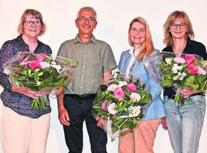 Engagieren sich seit zehn Jahren für «Lernen im Freiamt» (v. l.): Cornelia Iff, Natalie Bräker und Mjriam Riesen. Neu hinzugestossen ist Georg Merki, der den Vorstand unterstützt. Bild: mo