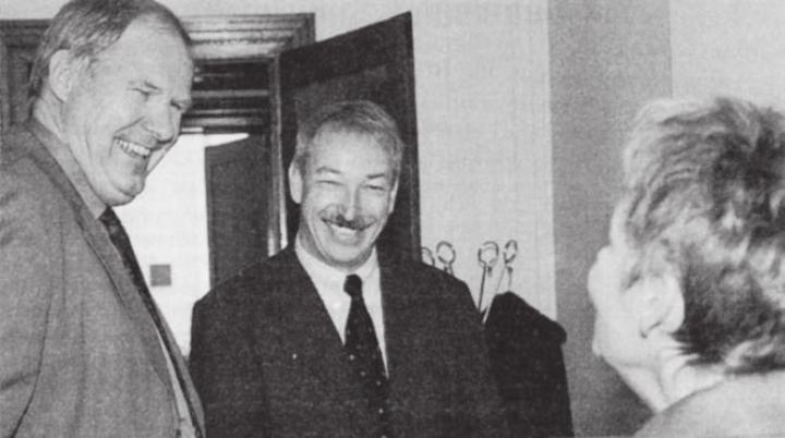 Peter Wertli (links) stellt Nachfolger Rainer Huber das Team vor. Bild: Archiv