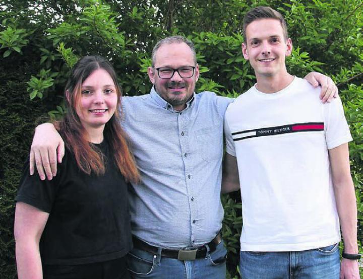 Stabsübergabe: Ralf Wünsch (Mitte) übergibt nach 15 Jahren im Vorstand seine Ämter an Simon Zehnder (rechts) und Rahel Bircher (links) übernimmt den Posten als Vizepräsidentin. Bild: zg