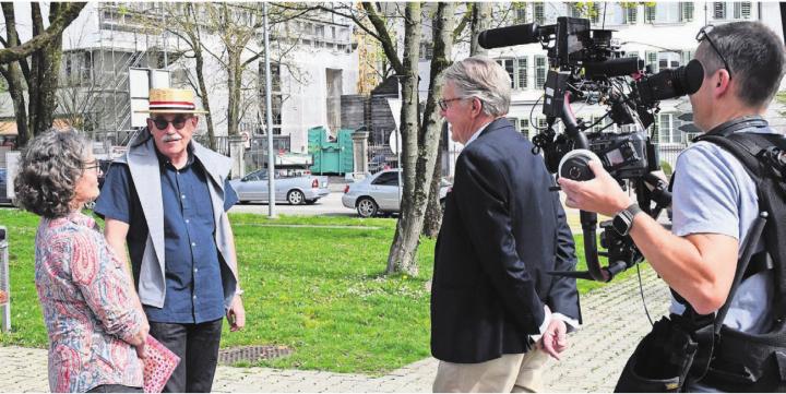 Auf Spurensuche in der Heimat: Filmemacherin Helena Dali (links) drehte auch in Wohlen diverse Sequenzen. Und Lokalhistoriker Daniel Güntert (mit Strohhut) gab Auskunft.
Bilder: pd/dm