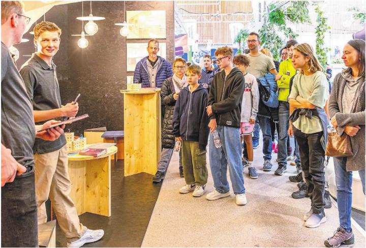 Die Lernenden der Schreinerei und Innenausbau Troxler aus Auw informierten über ihren Lehrbetrieb und -beruf. Bilder: zg