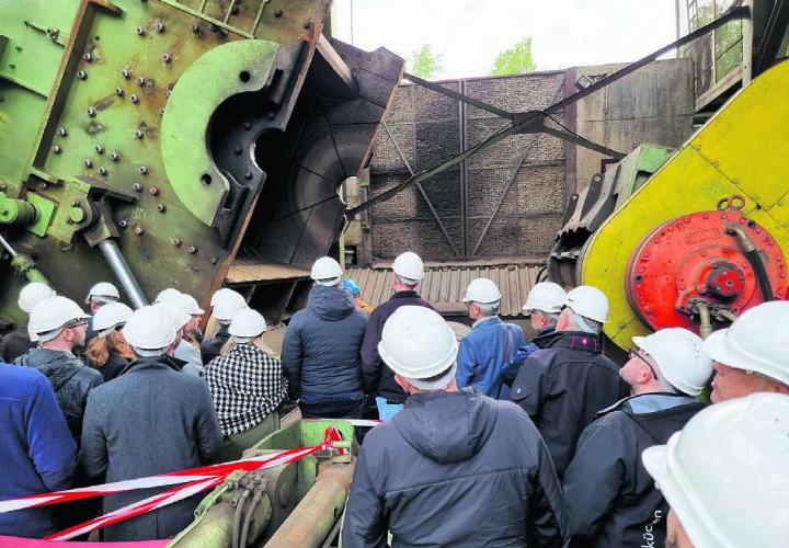 Einmal bei der weitherum sichtbaren Gross-Schredder-Anlage zu stehen, das geht nur am Abend ab 17 Uhr. Dann steht die Maschine still, da der Strom anderweitig genutzt wird. Bilder: Verena Anna Wigger