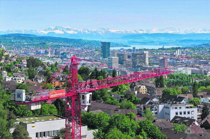 Ein Bild statt 1000 Worte: Ein Rocchinotti-Kran über den Dächern von Zürich. Bild: zvg