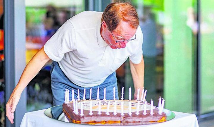 Das 30-Jahr-Jubiläum des Alterszentrums Burkertsmatt wurde mit Bewohnenden, Angehörigen, Vorstandsmitgliedern, Abgeordneten und weiteren Gästen, und natürlich mit Torte, gebührend gefeiert. Bilder: Sabrina Salm / zg