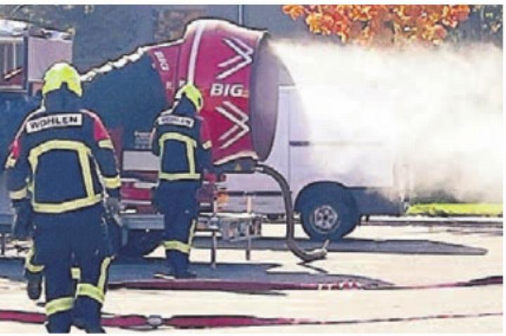 Ein mobiler Grossventilator kam bei der Feuerwehrübung zum Einsatz. Bild: wam