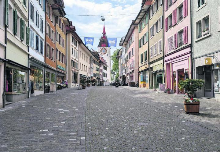 Bald stoffüberzogen: In der Marktgasse wird ein grosser pinker Teppich ausgerollt. Bilder: Marco Huwyler