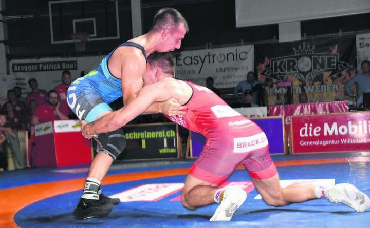 Randy Vock (links) kam im letzten Duell des Abends gegen Tobias Portmann nicht wie gewohnt auf Touren. Bild: Joe Bossert