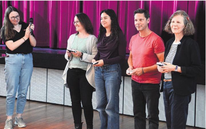 Melanie Müller (links), Leiterin der Bibliothek Wohlen und Mitorganisatorin, bedankt sich bei den Protagonisten der offenen Bühne: Verena Schütz, Simon Libsig, Manuela Salkica und Doris Dubach (von rechts). Bilder: Chregi Hansen Melanie Müller (links), Leiterin der Bibliothek Wohlen und Mitorganisatorin, bedankt sich bei den Protagonisten der offenen Bühne: Verena Schütz, Simon Libsig, Manuela Salkica und Doris Dubach (von rechts). Bilder: Chregi Hansen
