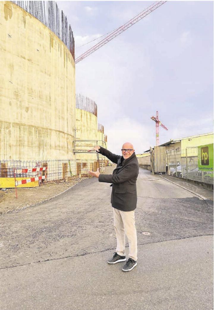 Werner Humbel vor den vier Gärsilos. Ihnen fehlt noch der Betondeckel, da der Hersteller insolvent ist. Nun ist eine neue Lösung in Sicht. Bild: dg