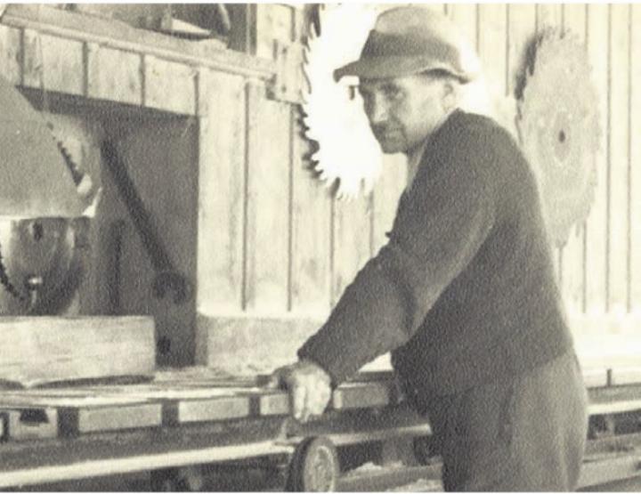 Firmengründer Josef Koch-Koch bei der Arbeit. Die Aufnahme stammt aus dem Jahr 1943, damals war er 50-jährig.