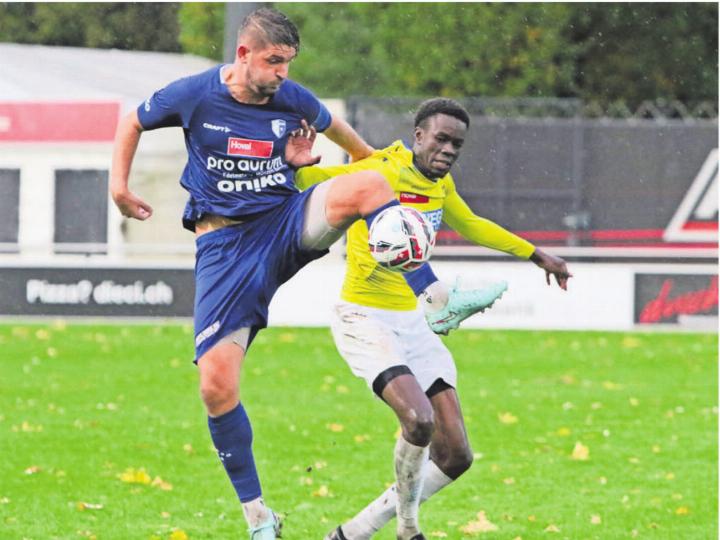 Alt-Internationale unter sich: Wohlens Alban Pnishi (links), der früher für Kosovos Nationalteam gespielt hat, im Duell mit Langenthals Georgino M’Vondo Ze, der einige Länderspiele für Zentralafrika absolviert hat. Bild: Josip Lasic Alt-Internationale unter sich: Wohlens Alban Pnishi (links), der früher für Kosovos Nationalteam gespielt hat, im Duell mit Langenthals Georgino M’Vondo Ze, der einige Länderspiele für Zentralafrika absolviert hat. Bild: Josip Lasic