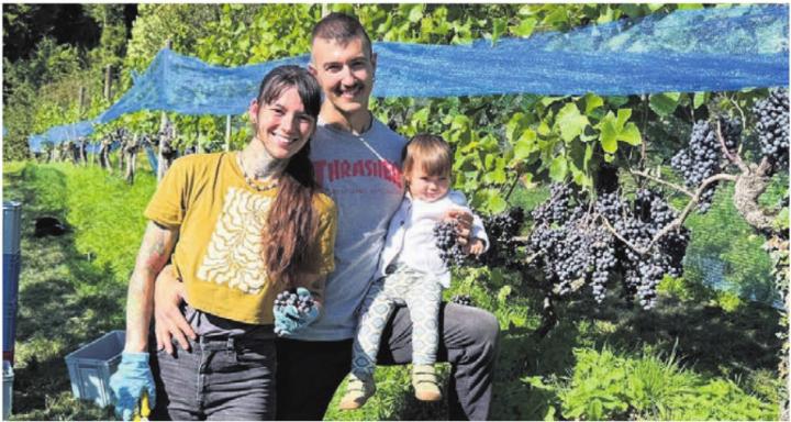 Angelika und Dimitrios Giotis-Brem mit Tochter Aurora, die neuen Pächter vom Hof im Paradies. Bild: zg