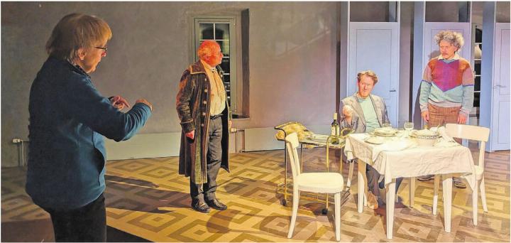 Regisseurin Käthi Vögeli (l.) gibt den Bremgarter «Physikern» Instruktionen zum Feinschliff vor der bald beginnenden Eigeninszenierungs-Saison. Bild: Marco Huwyler