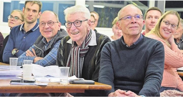 Seit 70 Jahren Vereinsmitglied: Walter «Wädi» Vock (2. v. r.) wurde an der GV des TV Wohlen für seine langjährige Mitgliedschaft geehrt. Bild: zg