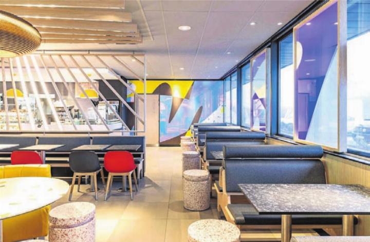 Der McDonald’s Bremgarten erstrahlt in neuem Glanz. Das Konzept basiert auf Recyclingmaterialien. Seit gestern ist das Restaurant wieder geöffnet. Bild: zg