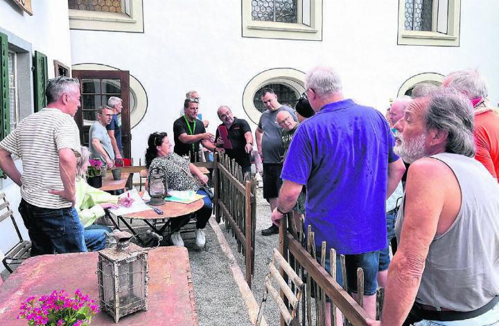Vieles muss noch besprochen werden. Zum Beispiel, wer noch ein Kostüm oder Requisiten braucht. Bilder: Walter Minder