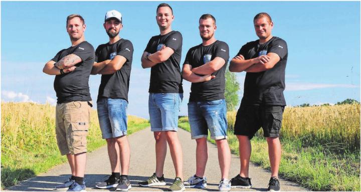 Die Hobby-Brauer haben sich in Zufikon eingerichtet. Hier brauen sie ihr Bier «Lion Craft». Von links: Andreas Wächter, Dominic Défayes, Adrian Hoppler, Daniel Suter und Severin Biffiger.
Bilder: zg