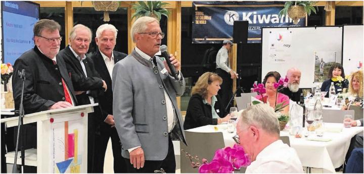 Walter Stäger (in der Mitte in Grau) wird «Lieutenant Governor» der Division 12 – also des Kantons Aargau – für das Vereinsjahr 2025/2026. Zum dritten Mal stellt der Kiwanis Club Bremgarten-Reusstal damit den regionalen Ansprechspartner für alle lokalen Kiwanis-Clubs. 
Bild: gum