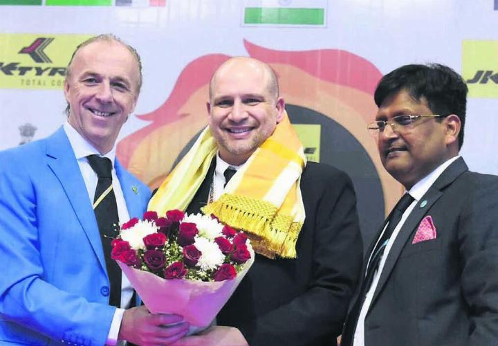 «Special Guest» Antonio Cerundolo an den India Open in Delhi. Roy Baker, Präsident von WAKO International (links), und WAKO-India-Präsident Santosh K. Agrawal bedanken sich für seinen Einsatz. Bilder: zg