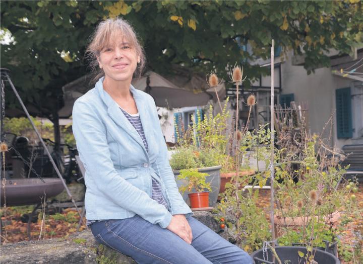 Die Naturnähe bedeutet ihr viel: Rita Müller vor ihrem Wohnhaus in Bünzen. Bild: Thomas Stöckli