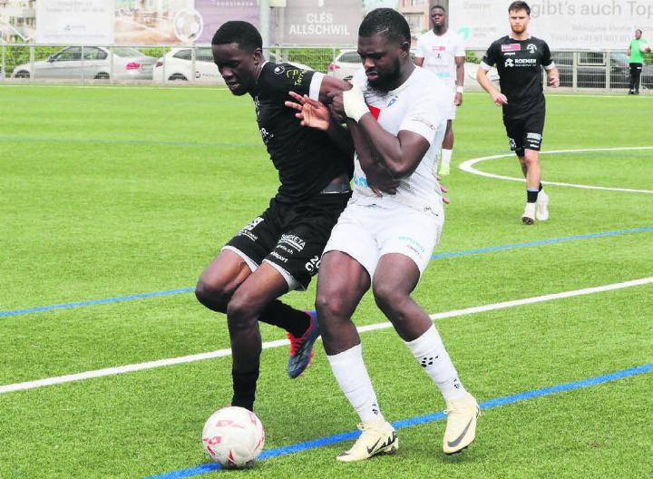 Wohlens Amara Junior Cissé (rechts) gegen Black-Stars-Stürmer Georgino M’Vondo-Ze. Letzterer verpasst mit seinem Tor zum 2:2-Ausgleich den Freiämtern einen bitteren Nackenschlag. Bild: Josip Lasic