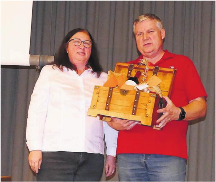 Präsidentin Sylvia Steinmann bedankt sich bei Thomas Bühlmann für seine siebenjährige Vorstandstätigkeit und überreicht ihm ein Präsent.