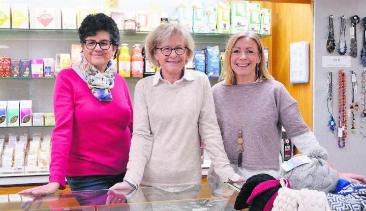 Stehen zu hundert Prozent hinter den Produkten ihres claro-Ladens in Wohlen: (von links) Frida Ackermann, Lilo Veraguth und Sandra Roth. Bild: Sabrina Salm