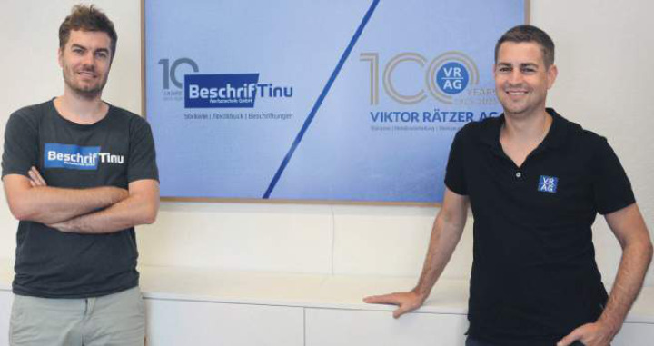 Gleich zwei Firmen feiern Jubiläum: Die BeschrifTinu Werbetechnik GmbH von Martin Müller (links) wird 10 Jahre alt, die Viktor Rätzer AG mit Geschäftsführer Remo Müller ist schon zehnmal so alt. Bilder: Chregi Hansen / zg