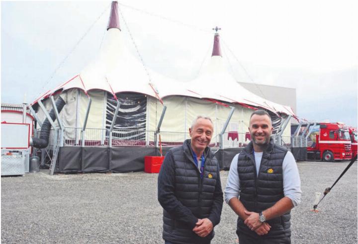 Vater Johannes und Sohn Tobias Muntwyler sind stolz, dass das neuste Projekt des Unternehmens, das «MontiNova», jetzt endlich präsentiert werden kann. Bilder: Chregi Hansen Vater Johannes und Sohn Tobias Muntwyler sind stolz, dass das neuste Projekt des Unternehmens, das «MontiNova», jetzt endlich präsentiert werden kann. Bilder: Chregi Hansen