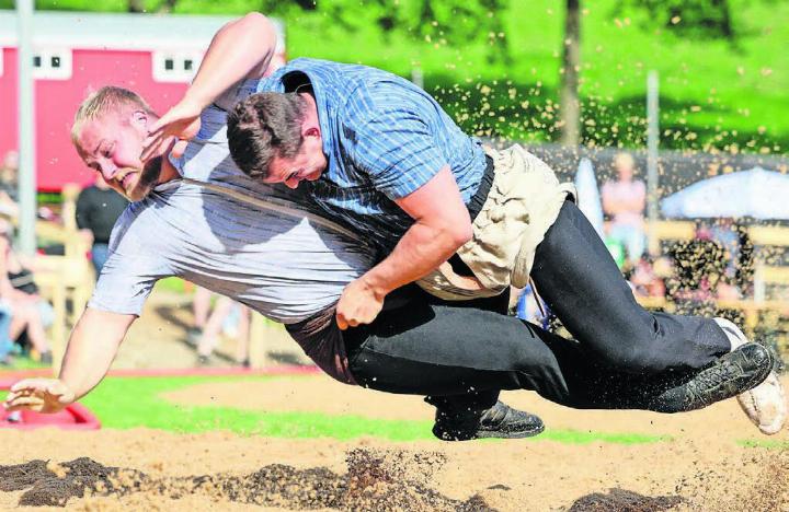 Andreas Döbeli (oben) gegen den Eidgenossen Lars Voggensperger. Dieser Gang endete gestellt. Bild: Freshfocus