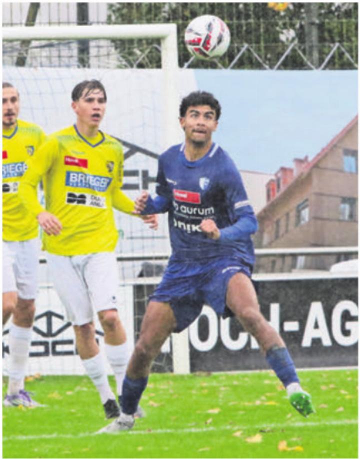 Luca Nascimento (rechts) im Hinspiel gegen Langenthal. Der 18-Jährige kehrt fürs Rückspiel ins Team zurück. Bild: Archiv/jl