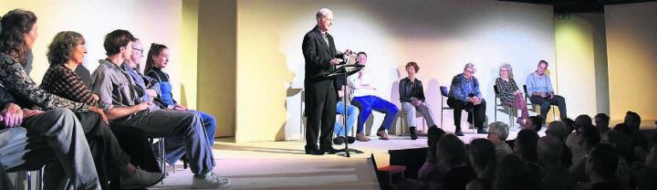 Mit Sternensaal-Schauspieltruppe und viel Publikum: Hans Melliger würdigte das Schaffen von Stefan Hegi mit einer feinen und humorvollen Laudatio.