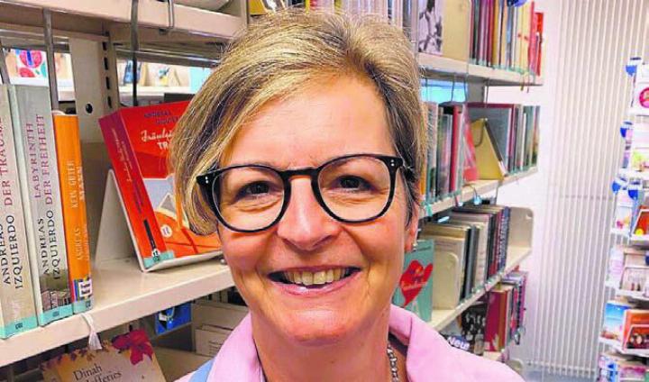 Im Alltag umgeben von Büchern aller Art: Beatrice Wehrli-Burth. Bild: zg