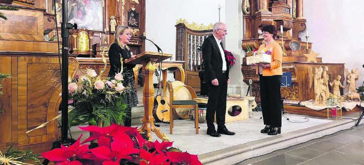 Verdankung des Festredners Josef Sachs durch die Co-Präsidentin der Bezirkspartei, Karin Koch Wick (links), und Grossrätin Rita Brem-Ingold. Bild: zg