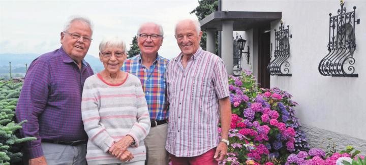 Vor dem Haus Brun-Stofer, von links: die Bewohner Oskar Brun und Therese Meier-Brun mit Othmar Baumann (Präsident) und Pirmin Wyss vom Stiftungsrat. Bild: Thomas Stöckli