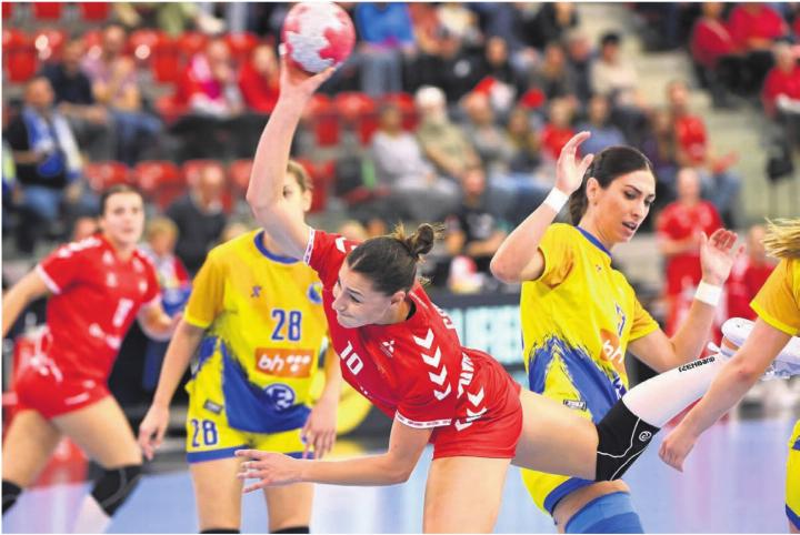 Daphne Gautschi tankt sich durch gegen Bosnien-Herzegowina. Die Murianerin wird am Ende gar zur besten Spielerin gekürt. 
Bild: Alexander Wagner