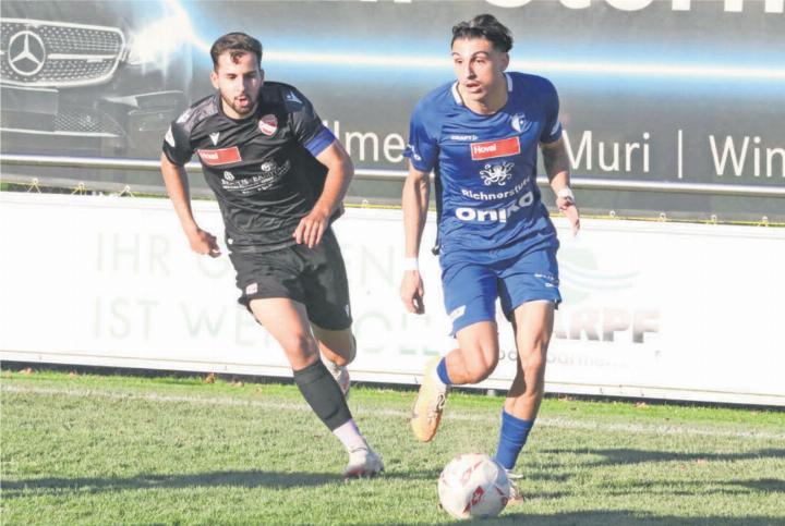 Noel Romano (rechts) zieht an einem Thun-Spieler vorbei. Die Wohler kamen oft in den Strafraum des Gegners. Viel Zählbares haben sie dabei nicht herausgeholt. Bild: Josip Lasic