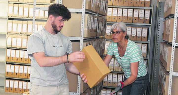 Esther Stocker, Leiterin des Betreibungsamts, räumt die Akten zusammen mit Mitarbeiter Luca Fozza am neuen Ort ein. Bild: rwi