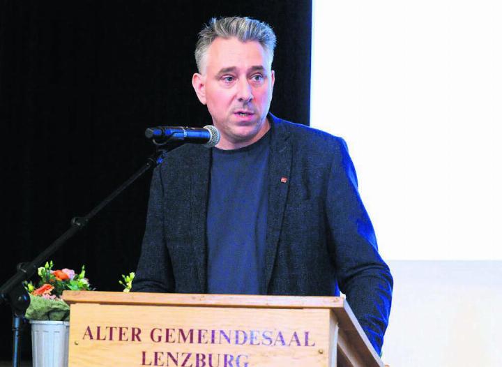 Stefan Dietrich am kantonalen SP-Parteitag in Lenzburg. Seine Rede fand Anklang. Gewählt wurden dann trotzdem seine beiden weiblichen Kontrahentinnen. Bild: David Zehnder
