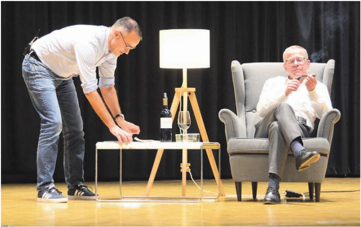 Der künftige Vizeammann Laurenz Meier (links) bereitet den abtretenden Gemeindeammann Roland Polentarutti darauf vor, dass er bald mehr Zeit hat, um das Leben zu geniessen. Bilder: Chregi Hansen