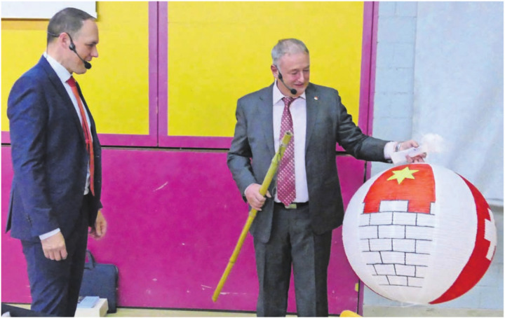 Der abtretende Gemeindeammann Roger Hausherr (rechts) übergab seinem Nachfolger Pascal Vogel einen Lampion mit Eggenwiler Wappen. Bild: Stefan Treier Der abtretende Gemeindeammann Roger Hausherr (rechts) übergab seinem Nachfolger Pascal Vogel einen Lampion mit Eggenwiler Wappen. Bild: Stefan Treier