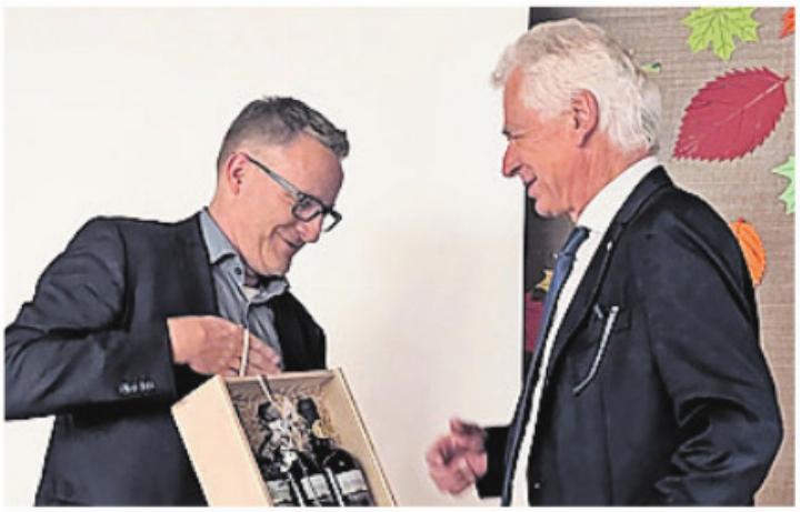 Arsène Perroud (l.) überreicht Raymond Tellenbach ein Abschiedspräsent. Bild: huy Arsène Perroud (l.) überreicht Raymond Tellenbach ein Abschiedspräsent. Bild: huy