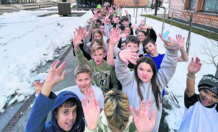 Rund 100 Schülerinnen und Schüler verbrachten eine Woche im Schnee. Bild: zg