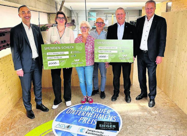 Die Übergabe der Spendenschecks (natürlich von der Firma Wagner gedruckt) und lauter fröhliche Gesichter. Von links: Mirko Trottmann (AKB), Franziska von Grünigen (Verein Hörschatz), Karla und Michel Wagner (Wagner Schriften AG), Jürg Herren (Stiftung Kinderhospiz Schweiz) und Michael Wertli (AKB). Bild: Stefan Sprenger