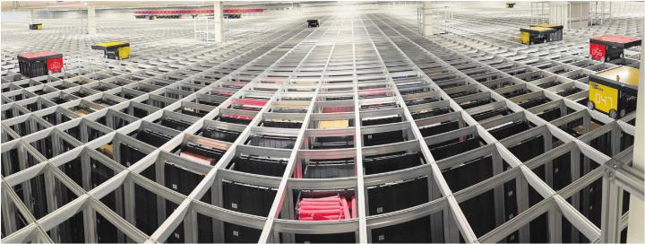 Die Autostore-Systeme, die Mithilfe von Robotern (die roten und gelben «Kästen») betrieben werden, bietet Raum für 125 000 Behälterplätze. Nur mit der «Fischauge»-Kamera ist die Dimension einzufassen. Bilder: Stefan Sprenger Die Autostore-Systeme, die Mithilfe von Robotern (die roten und gelben «Kästen») betrieben werden, bietet Raum für 125 000 Behälterplätze. Nur mit der «Fischauge»-Kamera ist die Dimension einzufassen. Bilder: Stefan Sprenger